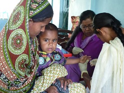 Untersuchungsszene in Bangladesch: PD Dr. Dr. Gabrysch leitet dort eine Studie zu Mangelernährung von Kindern.  Universitätsklinikum Heidelberg
