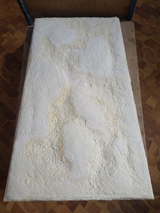 Ob rund, rechteckig oder komplex geformt: Der Myzelwerkstoff lässt sich quasi in jede Form bringen. Beispiel hier: Fertige Platte für das Berglandschaft-Bühnenbild im Theaterstück »Funken«.  Henrik-Alexander Christ  Fraunhofer WKI I Henrik-Alexander Christ