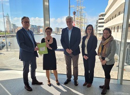 Projektgruppe bei der Übergabe der Studie an die Senatorin für Wissenschaft und Häfen: Projektleiter Dr. Nils Meyer-Larsen, ISL, Senatorin Dr. Claudia Schilling, Prof. Dr. Gerhard Schories, ttz und Mareke Stehle, bremenports & Sara H  Fabio Guarascio  Freie Hansestadt Bremen Senatorin für Wissenschaft und Häfen
