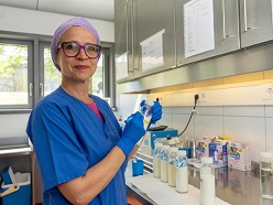 Schwester Ina kontrolliert gespendete Muttermilch.  Uniklinikum Dresden/Marc Eisele
