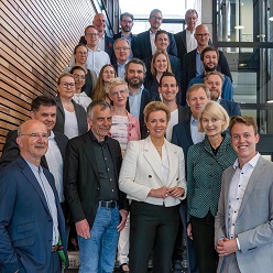 Wissenschaftsministerin Ina Brandes im Austausch mit den Initiatoren des Bielefeld Research + Innovation Campus (BRIC) und Partnern aus Wissenschaft und Wirtschaft.  BRIC OWL