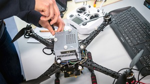 Letzte Eingriffe vor dem Flug einer KI-gestützten Drohne von Prof. Stefan Leutenegger