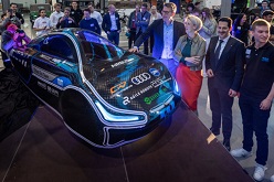 Bayerns Wissenschaftsminister Markus Blume, Münchens zweite Bürgermeisterin Katrin Habenschaden und Prof. Thomas F. Hofmann, Präsident der TUM, bei der Premiere des muc023. /English version: Bavaria's Minister of Science Markus Blume, Munich's second mayor Katrin Habenschaden and Prof. Thomas F. Hofmann, President of TUM, at the premiere of muc023.