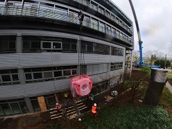 Der neue MRT wird an seinen Platz im Untergeschoss von Haus 21 am Universitätsklinikum Dresden gehoben.  UKD/Marc Eisele