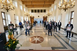 Bayerischer Energiepreis 2020 - Gruppenbild der Preisträger mit Staatsminister Hubert Aiwanger  Bayern Innovativ/Astrid Schmidhuber