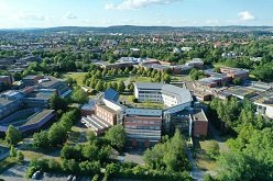Blick auf den Campus der Universität Bayreuth, in der Bildmitte vorn das Bayerische Geoinstitut (BGI).  Foto: UBT.