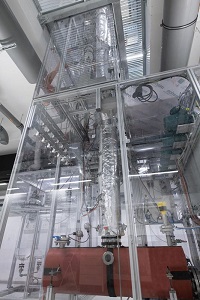 Die einzigartige Multiple Trennwandkolonne erstreckt sich im Technikum der Universität über drei Etagen  Elvira Eberhardt  Universität Ulm