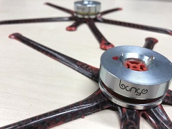 Forscher der Universität Stuttgart haben die Bauweise eines gehäuselosen Lautsprechers verbessert und ein neuartiges Federelement entwickelt, mit dem der Exciter ohne Kühlung auskommen kann.  Foto: Benjamin Grisin