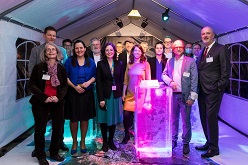 Gäste aus Politik, Wissenschaft und Wirtschaft mit Eisblockinstallation  Ben Kriemann  GFZ