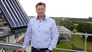 Ilja Tuschy hat mit seinem Team am Zentrum für nachhaltige Energiesysteme (ZNES) in einem Forschungsprojekt die Möglichkeiten des Einsatzes der Solarthermie für die Nah- und Fernwärmeerzeugung untersucht.  Gatermann  Gatermann/HSFL