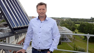 Ilja Tuschy hat mit seinem Team am Zentrum für nachhaltige Energiesysteme (ZNES) in einem Forschungsprojekt die Möglichkeiten des Einsatzes der Solarthermie für die Nah- und Fernwärmeerzeugung untersucht. Gatermann Gatermann/HSFL