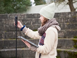 Katharina Pilar von Pilchau bei der Arbeit mit der 360° Kamera. Sie ermöglicht Aufnahmen aus verschiedenen Perspektiven.  TH OWL