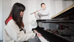 Studierende der Instrumental- und Gesangspädagogik musizieren im Konzertsaal der BTU.  Foto: BTU Cottbus - Senftenberg