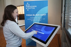Terminals mit Touchscreens an öffentlichen Orten wie dem Karlsruher ZKM machen Bürgerinnen und Bürger auf das Mitmachprojekt zum Thema Homeoffice neugierig. (Foto: IISM, KIT)  IISM, KIT