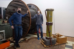 Von links: Prof. Dr. Johannes Stolz und Tim Evers, Elektrotechnik-Student und studentische Hilfskraft  Christiane Gandner  Hochschule Koblenz