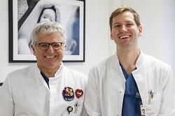 Der Leiter der EDUCATE-Studie Dr. med. Felix Oberhoffer (re.), Assistenzarzt, mit Prof. Dr. med. Nikolaus Haas, Klinikdirektor der Abteilung Kinderkardiologie und Pädiatrische Intensivmedizin am Klinikum der Ludwig-Maximilians-Universität (LMU) München.  Klinikum LMU