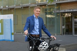 Prof. Dr. Dennis Knese ist der Radprof(i) der Frankfurt UAS.  Friederike Mannig  Frankfurt UAS/