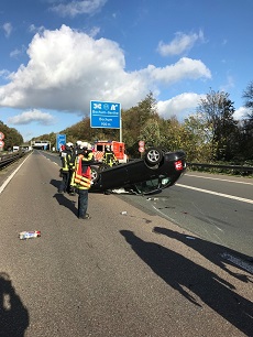Verkehrsunfall BAB43, Fahrzeug auf dem Dach liegend; Feuerwehr und Rettungsdienst Stadt Bochum
