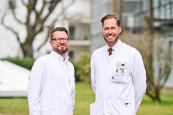 : (v. l.) Prof. Jaroslaw Maciaczyk und PD Dr. Valentin Schäfer therapieren am UKB Patientinnen und Patienten, die schwer am Raynaud-Phänomen erkrankt sind  J.F. Saba