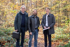 v.l.) Prof. Thomas Kistemann, Leiter des GeoHealth Centres und des WHO Kollaborationszentrums am UKB, Dr. Timo Falkenberg, Nachwuchsgruppenleiter IHPH, und Prof. Nico Mutters, Direktor des IHPH, bei Messungen im Bonner Naherholungsgebiet Kottenforst Rolf Müller Universitätsklinikum Bonn (UKB)