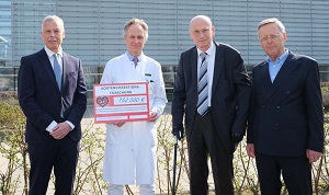V.l.: Prof. Dr. Thomas Voigtländer, Vorsitzender, Deutsche Herzstiftung, Projektleiter u. Herzchirurg Prof. Dr. Thomas Walther, Universitätsklinikum Frankfurt, Erich Garz und Josef Weyrich vom Vorstand der Horst-Haas-und-Irene-Haas-Scheuermann-Stiftung  Universitätsklinikum Frankfurt