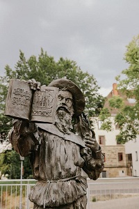 Den Kannibalen entkommen: Auch Hans Staden und sein Reisebericht aus Brasilien finden sich im Führer zu Orten mittelalterlicher Literatur; im nordhessischen Wolfhagen erinnert eine Statue von Karin Bohrmann-Roths an den Abenteurer und Autor.  Foto: Antonia Krihl