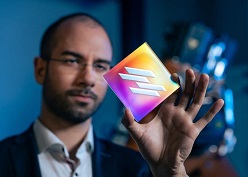 Moderne Lichtinterferenz-Technologien aus Dresden machen es möglich, dass sich nun sehr schnell Lotuseffekte und andere raffinierte Strukturtricks der Natur auf technische Oberflächen übertragen lasssen.  © ronaldbonss.com