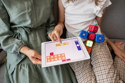 Kind bei der Tablet-Nutzung  Robo Wunderkind