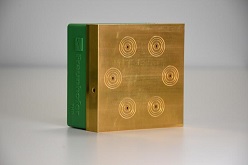 Am Fraunhofer FHR völlig neu entwickeltes Radarreflektorsystem, bei dem die Reflexion unter genau dem gleichen Winkel erfolgt, wie er in einer visuellen Eichmarke zu sehen ist.  Fraunhofer FHR / Jens Fiege