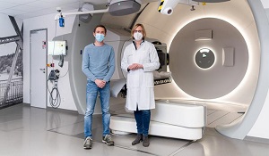 Prof. Esther Troost, eine der beiden Leiterinnen der Klinik und Poliklinik für Strahlentherapie und Radioonkologie am Universitätsklinikum Dresden, mit Patient René Johne in der Protonenstrahlanlage.  Foto: UKD/Kirsten Lassig