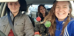 Beim Jugger-Verein Bamberg haben die Coburger Studierenden Fabian Handwerker, Annika Pietsch und Alma Mora Pompfen und andere Jugger-Ausrüstung eingeladen und sich damit für ihr Sportprojekt auf den Weg in die JVA gemacht. 