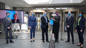 Prof. Dr. Till Requate, Prof. Dr. Irene Bertschek (zugeschaltet), Prof. Dr. Katharina Hölzle, Prof. Dr. Uwe Cantner, Bundesministerin Bettina Stark-Watzinger, Prof. Dr. Holger Bonin, Prof. Dr. Carolin Häussler (v.l.)  Hans-Joachim Rickel  © BMBF