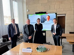 v.l.n.r) David Bongartz, Detlef Braun, Prof. Dr. Maike Rabe, Prof. Dr. Thomas Gries (Bildschirm) und Oberbürgermeister Felix Heinrichs  Stadt Mönchengladbach