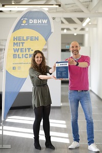 Simone Henzler, Projektleiterin des Deutschen Blindenhilfswerkes (links) bei der finalen Übergabe des Projektes mit Studiengangsleiter Prof. Dr. Matthias Johannes Bauer (rechts).  IST-Hochschule für Management