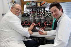 Prof. Dr. Andreas Beyer (l.) und Richard Löffler (r.) von der Westfälischen Hochschule bereiten ein Forschungskonzept für eine verbesserte Wasseraufbereitung an Autowaschstraßen vor.  Westfälische Hochschule/BL