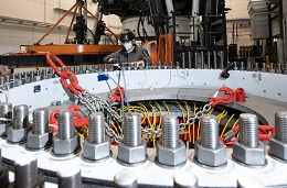 Wo enorme Kräfte wirken: Der Lagerprüfstand bildet die Bewegungen von Rotorblättern nach.  Jens Lehmkühler  Jens Lehmkühler / U Bremen Research Alliance