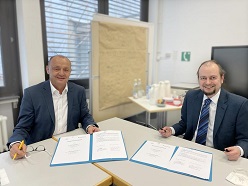 Rektor Prof. Dr. Sebastian Schröer-Werner, Evangelische Hochschule Berlin (im Foto rechts) mit Mario Lehwald, Vorsitzender der Geschäftsführung Agentur für Arbeit Berlin Süd, nach der Unterzeichnung am 8. Februar 2022  Stabsstelle PÖA/EHB