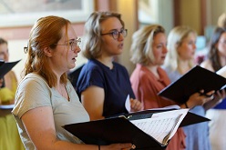 Aktuelle und ehemalige Stipendiatinnen und Stipendiaten während der Proben der Musikakademie 2023 der Studienstiftung.  Frederik Ahlgrimm