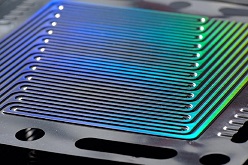 m Projekt CoBiP entstand eine Anlage zur kontinuierlichen Rolle-zu-Rolle-Fertigung von metallischen, doppelwandigen Bipolarplatten mit einem Modul zum Laserschweißen und Laserschneiden.  Fraunhofer ILT, Aachen.