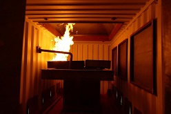 nbetriebnahmeversuch des Batteriekalorimeterprüfstandes im Zentrum für Brandforschung (ZeBra) der TU Braunschweig. Batteriekalorimeter werden zur Messung der Wärmefreisetzungsrate von Batterien eingesetzt.  Olaf Riese/TU Braunschweig