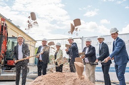 Beim Spatenstich buddeln gemeinsam Ulrich Delles, Hochschulkanzler Dr. Matthias J. Kaiser, Heidrun Piwernetz, Dominik Sauerteig, MdB Jonas Geissler, Prof. Dr. Stefan Gast, Prof. Dr. Jens Grubert.  Natalie Schalk  Hochschule Coburg