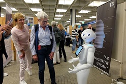 Künstliche Intelligenz zum Anfassen: Roboter Pepper interagiert mit Teilnehmerinnen der Herbstakademie an der Uni Ulm  Foto: Daniela Stang  Uni Ulm