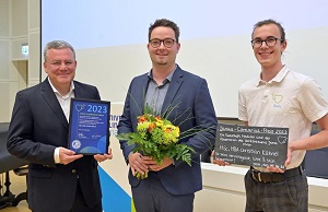 Medizinphysiker Christian Kühnel erhielt den diesjährigen Lehrpreis aus den Händen von Sam Quaas (r.) von der Fachschaft Medizin und Fördervereinsvorsitzenden PD Dr. Dr. Michael Kiehntopf.  Michael Szabó/UKJ  Universitätsklinikum Jena