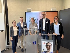 Das Oraganisationsteam des Fachtags (v.l.): Lisa Rogner, Prof.Dr. Martin Köllner, Prof. Dr. Maren Weiss, Prof.Dr. Philipp Stang, Martina Eckmüller  Martina EckmüllerDas Oraganisationsteam des Fachtags (v.l.): Lisa Rogner, Prof.Dr. Martin Köllner, Prof. Dr. Maren Weiss, Prof.Dr. Philipp Stang, Martina Eckmüller  Martina Eckmüller
