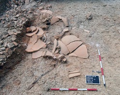 Fundsituation Vorratsgefäß: Die Lage der Scherben des Objekts bestätigt die Vermutung, dass die Zerstörung auf einen Schlag erfolgt ist und helfen bei der Rekonstruktion des römischen Angriffs auf die Stadt Fregellae.  D.Maschek/LEIZA  LEIZA