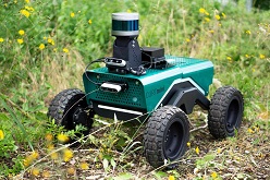 Der kleine mobile Roboter CURTmini erkennt autonom Untergründe, schätzt diese nach ihrer Befahrbarkeit ein und plant den Pfad entsprechend.  Fraunhofer IPA