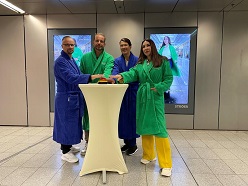 Präsentation der #bademantelchallenge in München. Vlnr: Sebastian Schmidt (WEFRA LIFE Group, Healthcare-Kommunikationsagentur), Alexander Stotz (Ströer Media Deutschland GmbH), Dr. Sabine Helling-Moegen (DZNE-Stiftung), Judith Williams (Unternehmerin)  DZNE/Hoffmann