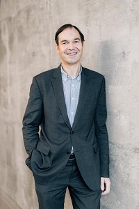 Prof. Dr. Harald Gröger ist organischer Chemiker und Biotechnologe an der Universität Bielefeld und forscht auf dem Gebiet der grünen Chemie.  Universität Bielefeld