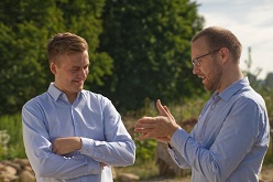 Die Gründer des Startups Optocycle Max-Frederick Gerken und Lars Wolff (v.l.) entwickeln mit Förderung durch die Deutsche Bundesstiftung Umwelt (DBU) ein System, das automatisch unterschiedliche Bestandteile von Bauabfällen erkennt.  Optocycle