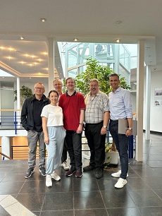 v.l.n.r.: Prof. Dr. Dirk Schüler (wissenschaftlicher Mentor des Projekts BioMagnetix), Dr. Marina Dziuba (EXIST-Stipendiatin), Prof. Dr. René Uebe (wissenschaftlicher Co-Mentor), Dr. Frank Mickoleit (EXIST-Stipendiat), Dr. Andreas Kokott (Institut fü  UBT